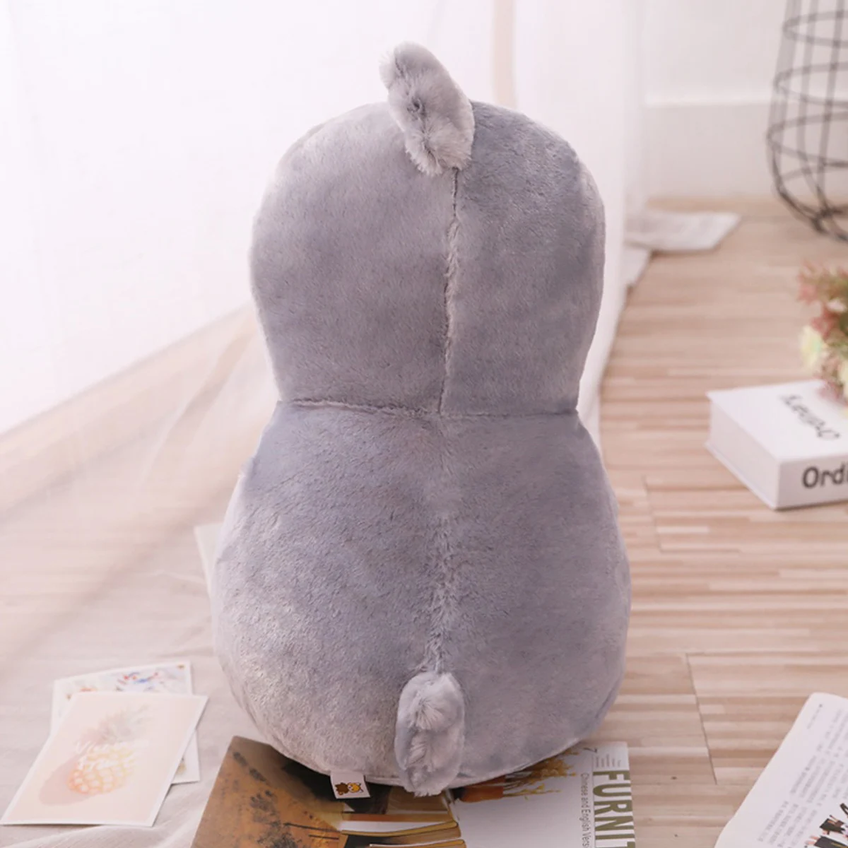 Pluszowa zabawka w kształcie uroczej, wielkoogoniastej ptaki, zwanej ptakiem Buddy, i strusia z głową wieloryba, urocza, nietypowa i kreatywna poduszka-zięba w kształcie ptaka.