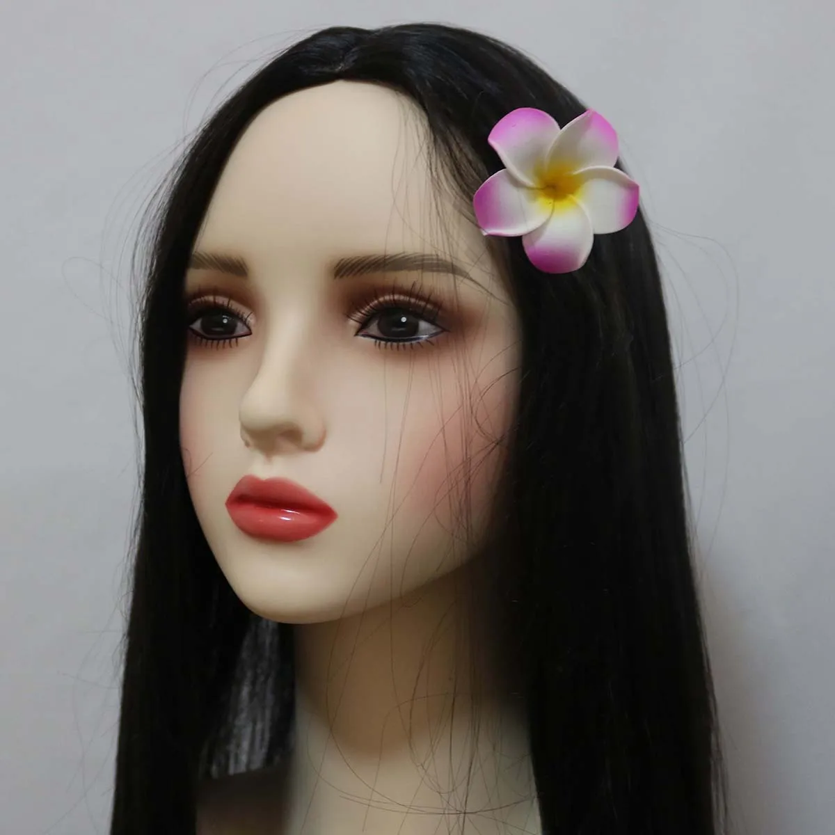 Parrucca sintetica per capelli neri lunghi lisci da donna Madrigal Isabella per festa di Halloween con fermaglio per capelli a fiore