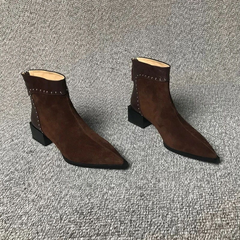 

Женские ботильоны на среднем каблуке 2025 года, модная замшевая обувь с острым носком, дизайнерские короткие ботинки «Челси» 2025 года, новинка зимы