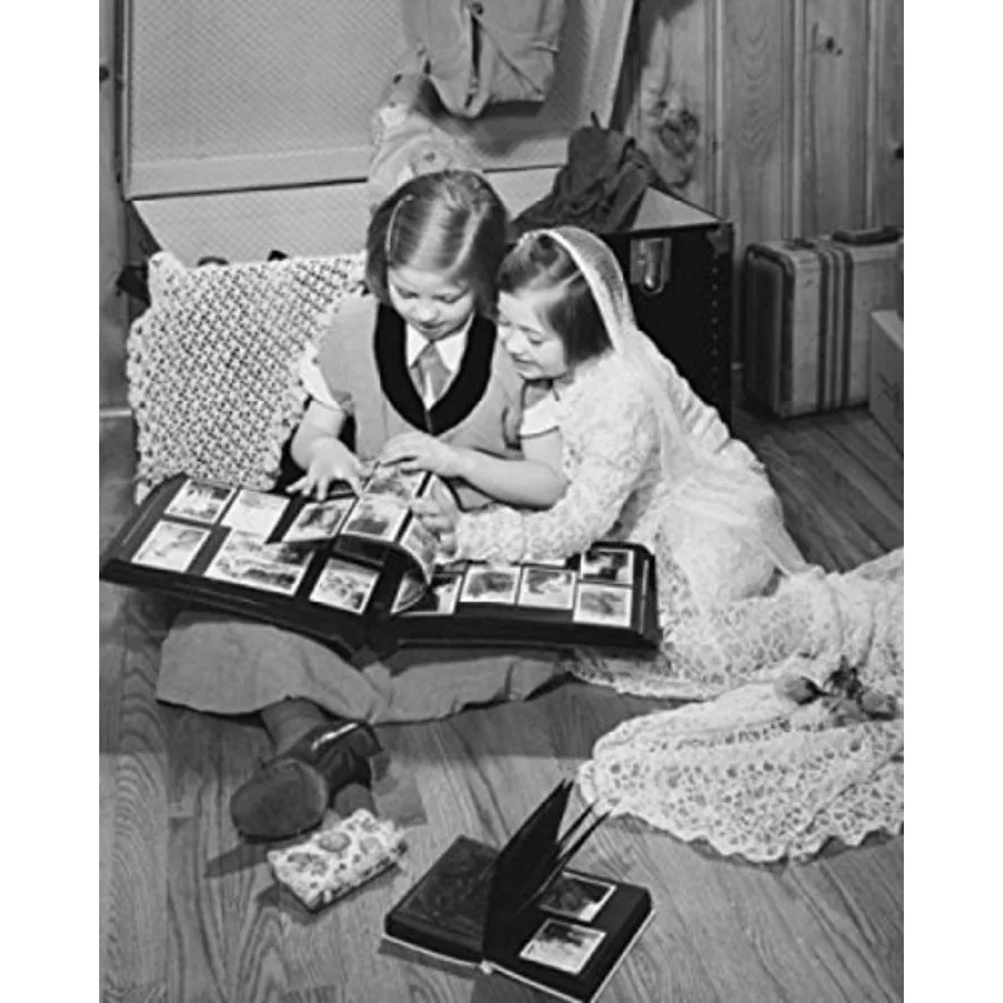 

Постер с изображением двух девушек, смотрящих на фотоальбом, с видом с высокой точки зрения, 24 x 36.