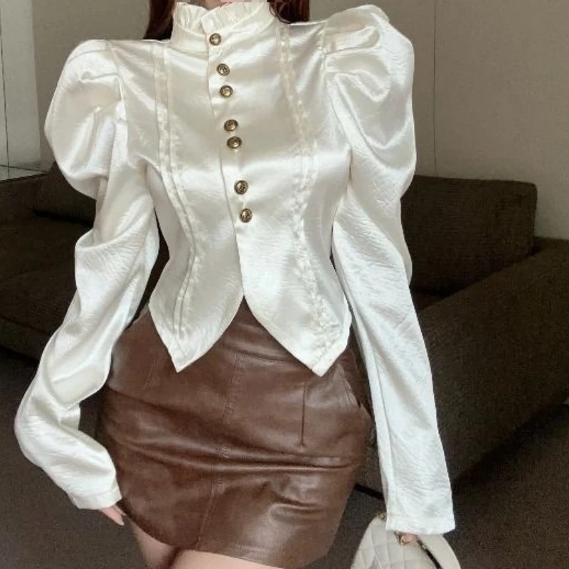 เสื้อเชิ้ตผู้หญิงดีไซน์ปกตั้ง ลดอายุ ดูมีสไตล์ แฟชั่นใหม่สำหรับฤดูใบไม้ร่วง ทรงเข้ารูป แขนยาวพองเล็กน้อย