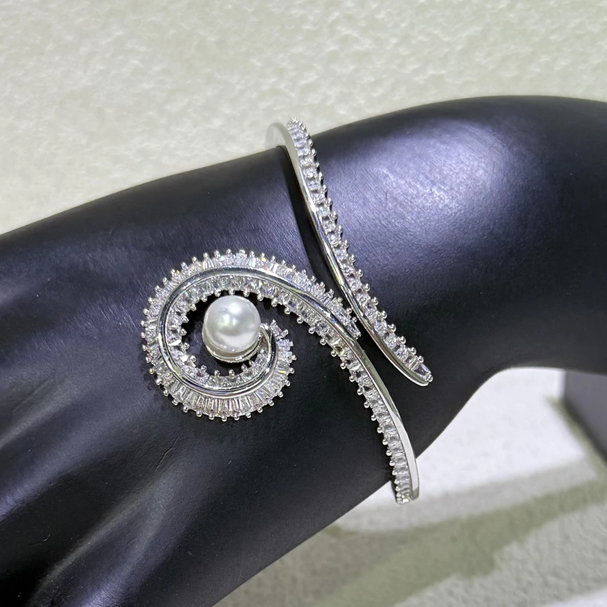 2025 الاتجاه الجديد غرامة مجوهرات الزفاف مجموعة سحر الفضة على شكل قلب كريستال فاخر اللؤلؤ قلادة أقراط رومانسية هدية للنساء