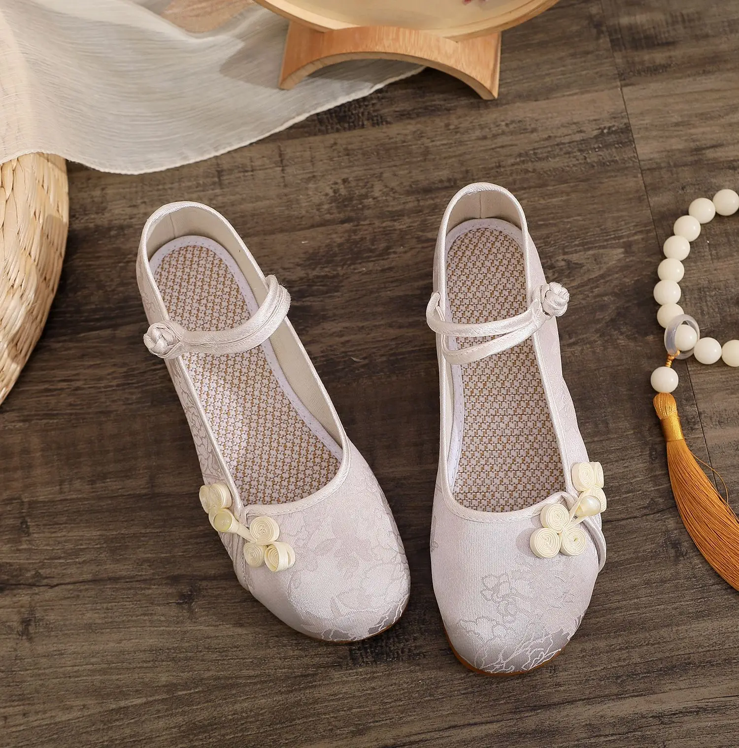 Sapatos hanfu primavera e verão sapatos de pano tradicionais estilo pequim com bordados inspirados em zen sapatos femininos