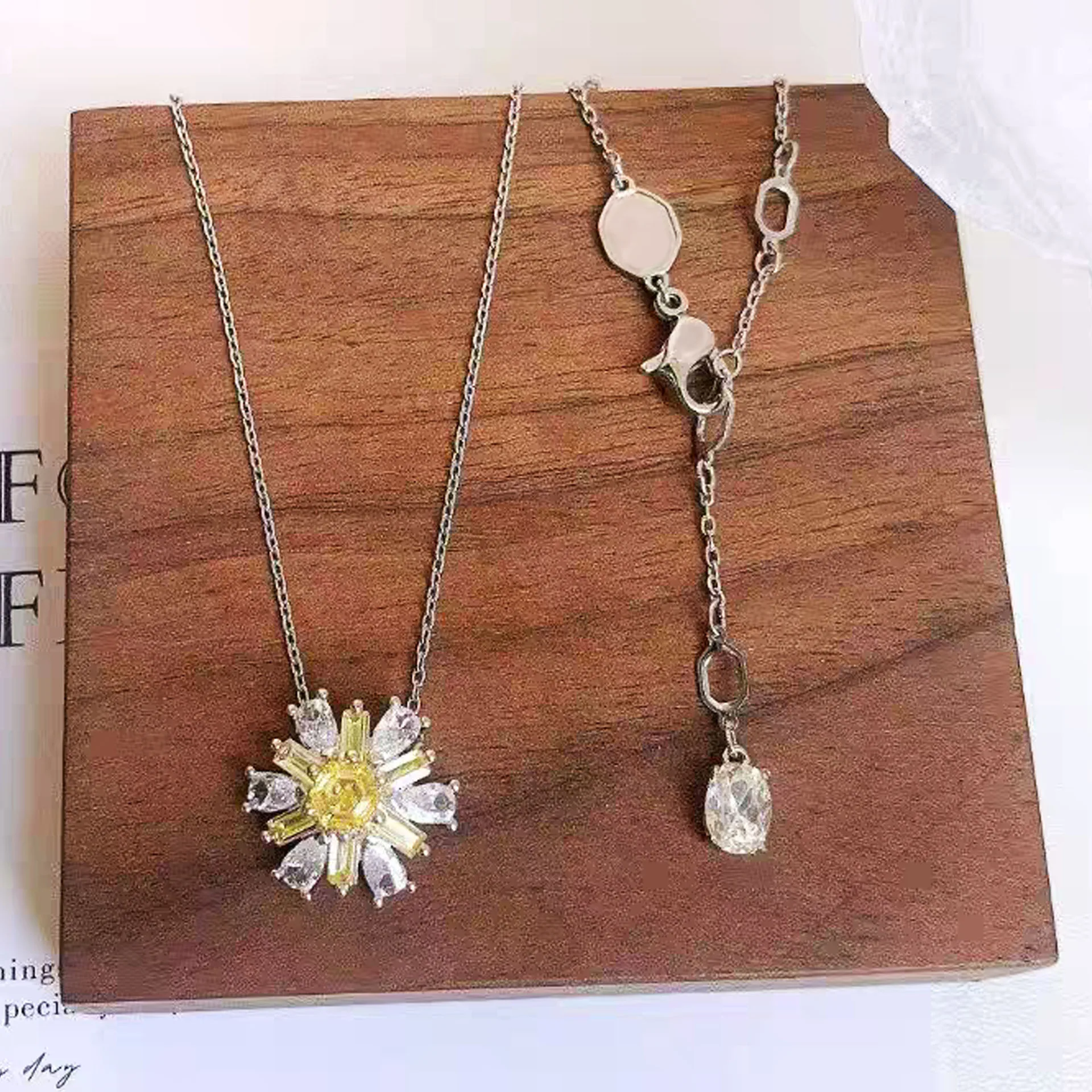 2025 الأصلي الصيف أشعة الشمس المرأة طقم مجوهرات رائعة موضة عباد الشمس قلادة أقراط سوار خاتم هدية تذكارية