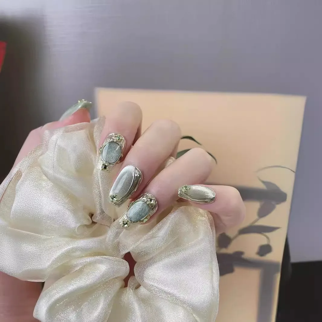 10 個手作りプレス爪ブッケラティブルーきらびやかなクリスタルキャッツアイ偽爪女性 & ガールリムーバブルウェアラブルネイルアート