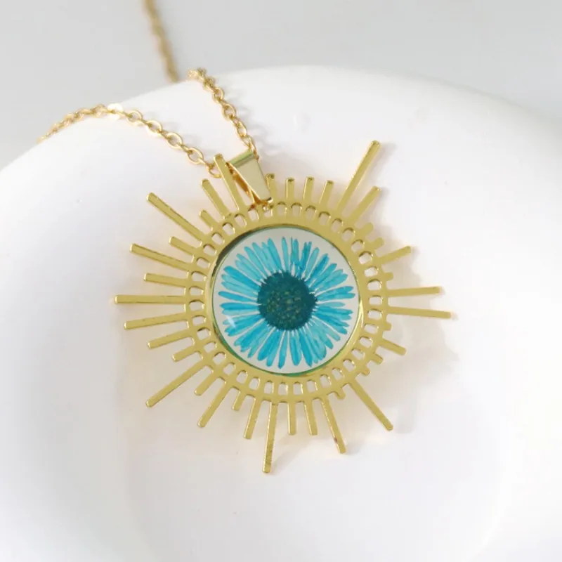 

Unique Sun Necklace With Dried Flower Epoxy Resin Pressed Flower Necklaces Elegant Natural Daisy Flower Pendant Charm Necklaces