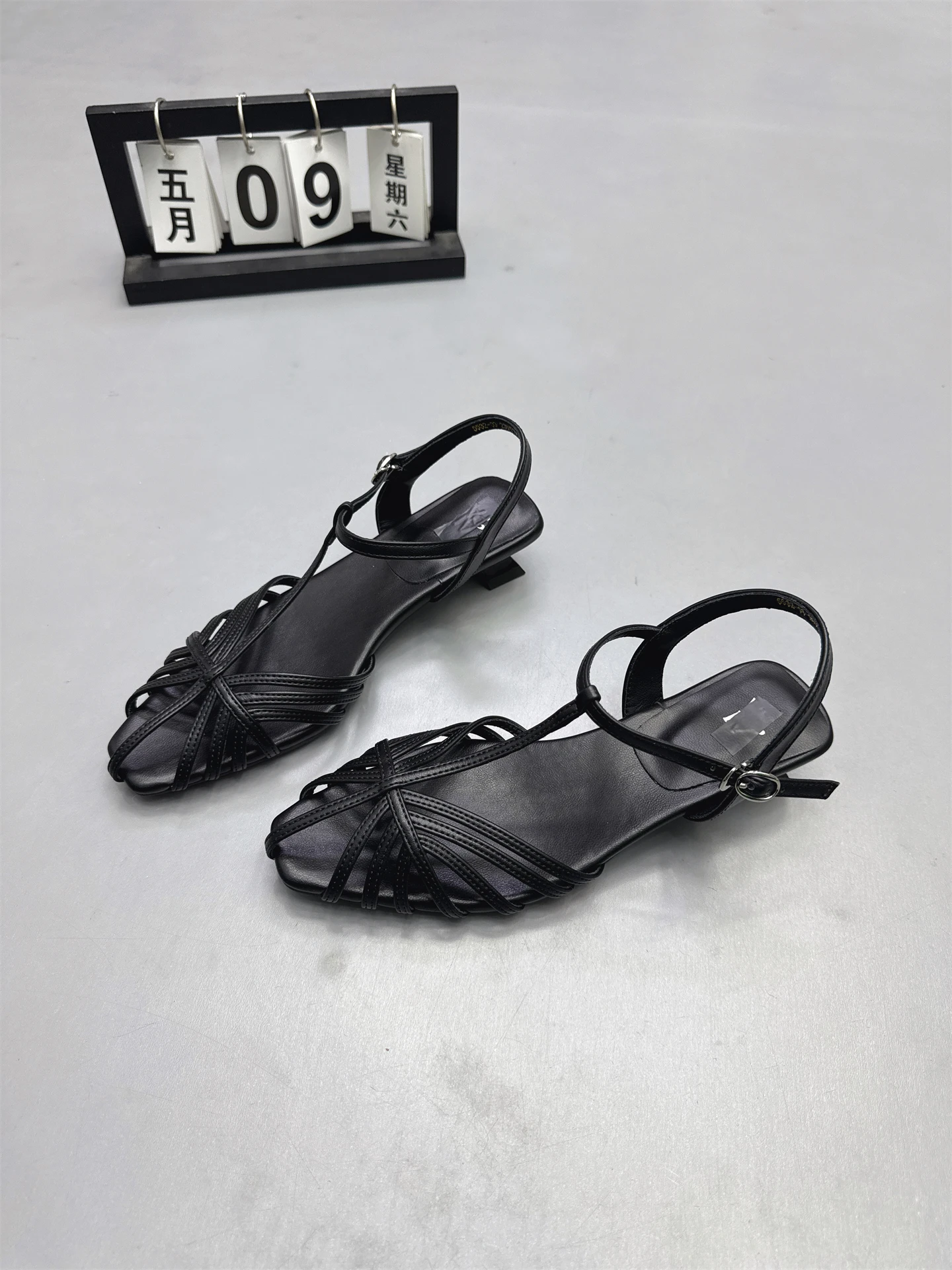 sandali-romani-alla-moda-con-tacco-spesso-intrecciato-e-scavato-comodi-nuovo-stile-estivo-da-donna-scarpe-casual-basse-in-stile-retro