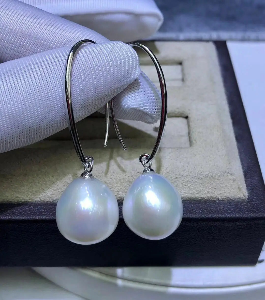 

Gorgeous Pair of 10-13mm South Sea Drop White Pearl Earring 925s