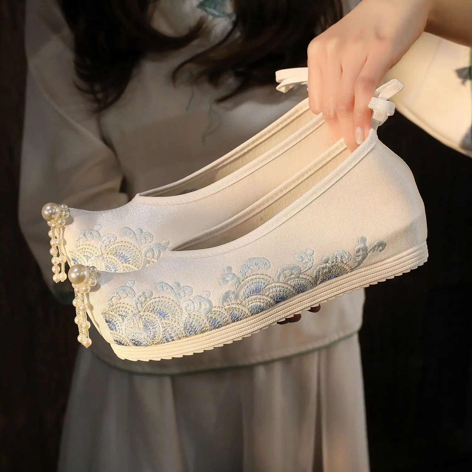 Zapatos Hanfu para mujer, nuevo estilo, zapatos antiguos, zapatos bordados, zapatos con aumento de altura interior, zapatos tradicionales de tela, zapatos de plataforma