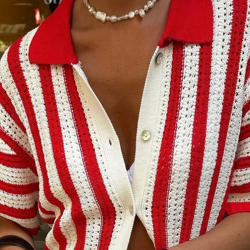 2025 Primavera Verano nuevas camisas de solapa de manga corta Casual rayas impresas Tops de punto moda ahueca hacia fuera la blusa de viaje de las mujeres