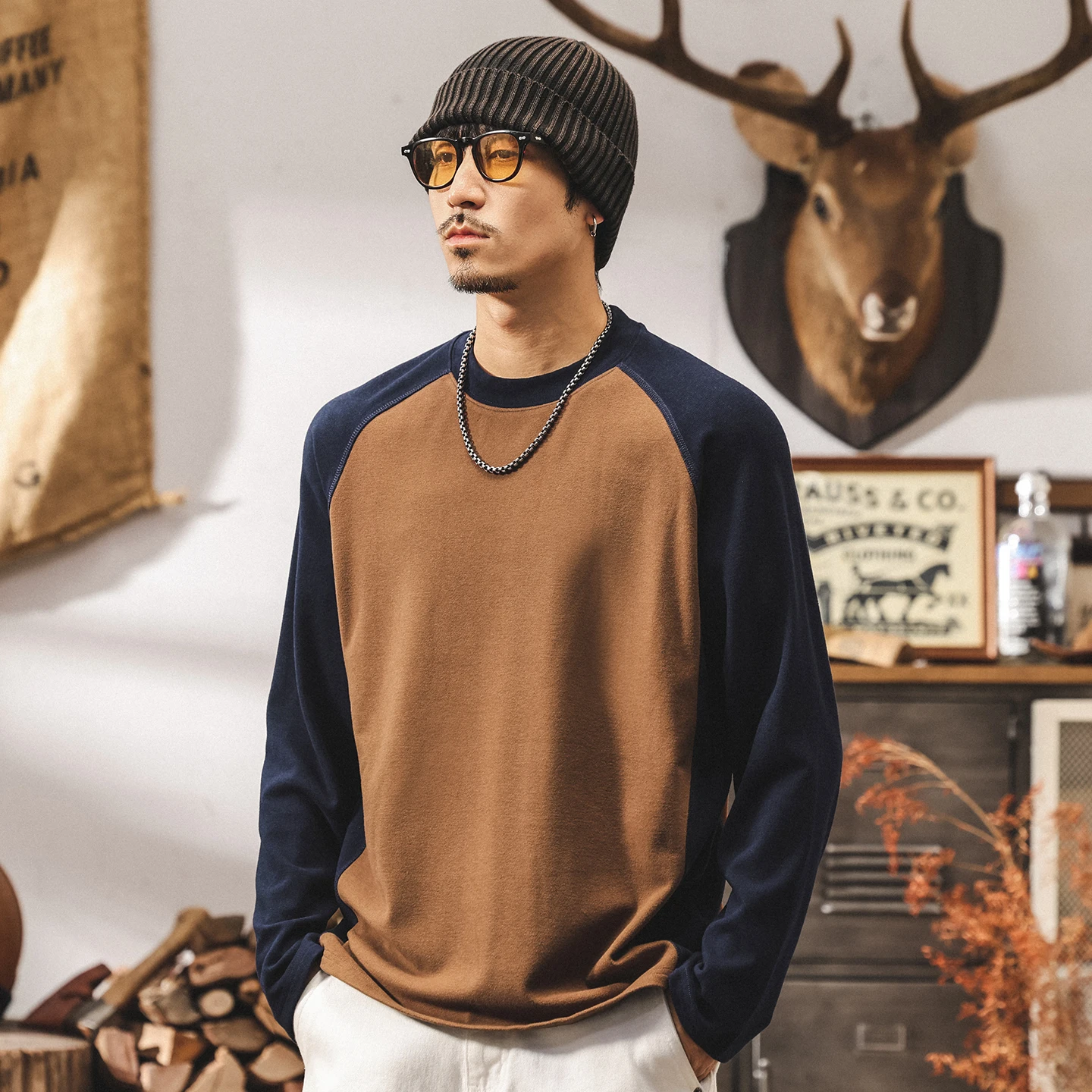 

A new retro long-sleeved T-shirt for men's Spring and Autumn, featuring a color-matched warm and skin-friendly base layer