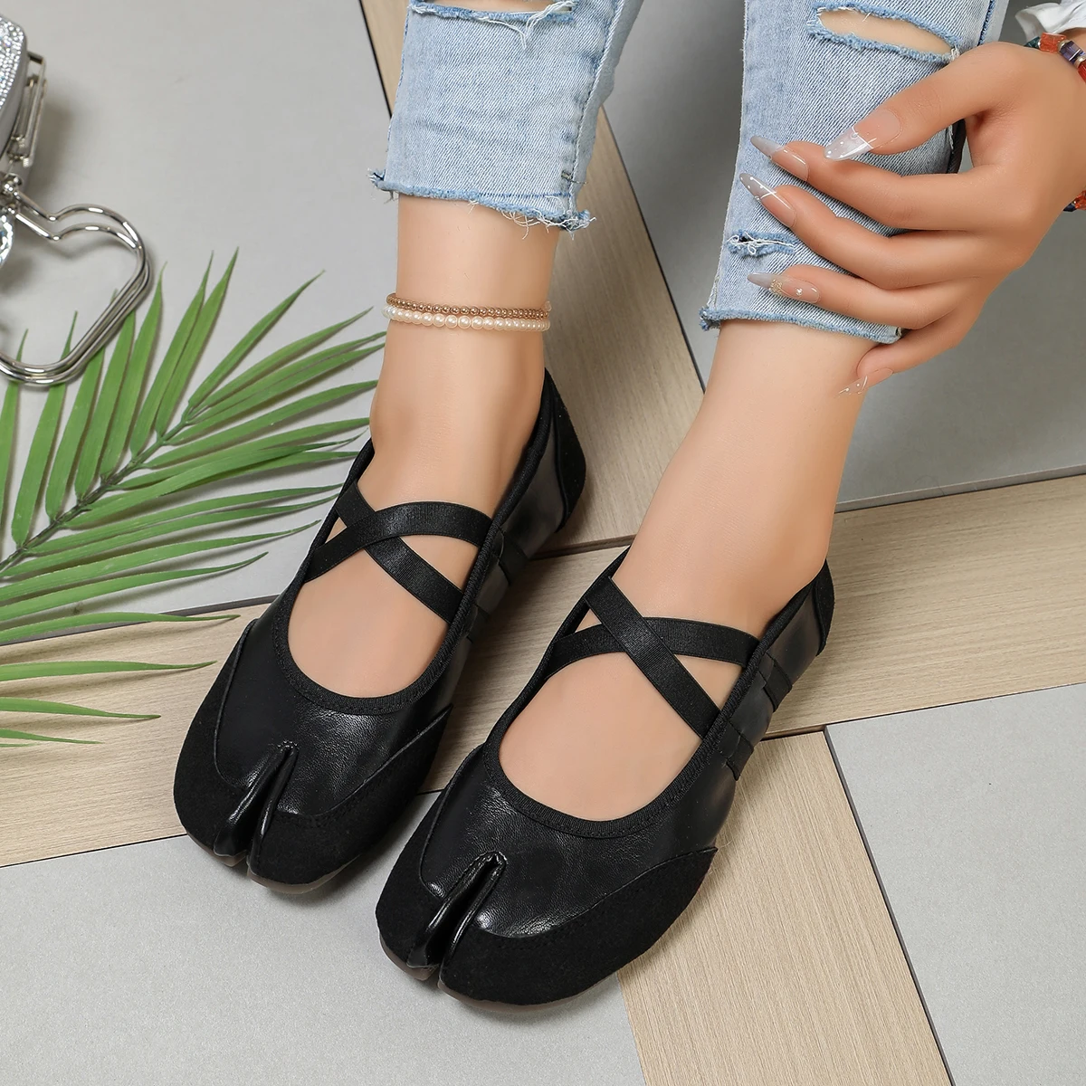 Flache Schuhe mit Kreuzriemen für Damen, lässiges Modedesign, Mary Jane Schuh, Slip-on, geteilte Zehenpartie, Ballett-Trainer, Sommer 2026, elegant, neu – Detail 35