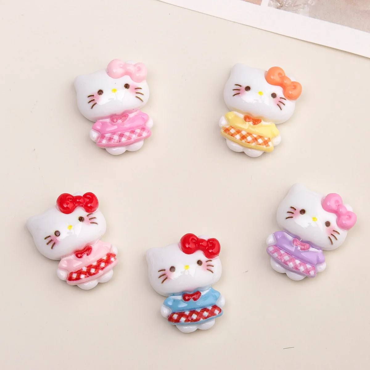 5개 미니소 드레스 케이티 만화 레진 액세서리 DIY 케이스 참 장식 수제 미니어처 재료 보석 공예품