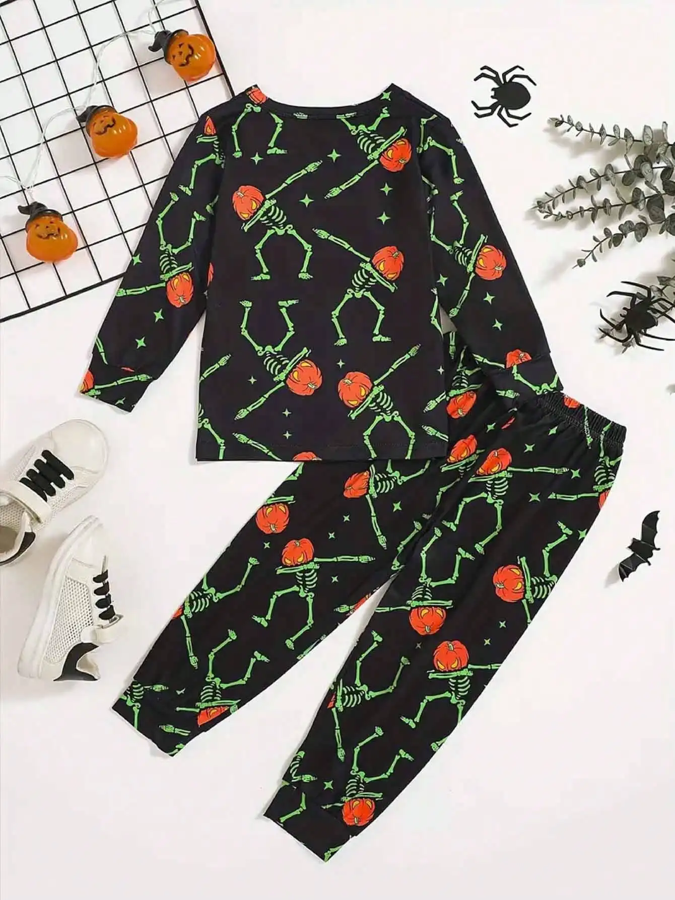 Halloween-Set für Kinder: Oberteil mit Rundhalsausschnitt und langen Ärmeln, bedruckt mit Kürbis- und Totenkopfmotiven + Hose mit elastischem Bund und bedrucktem Muster. – Detail 3