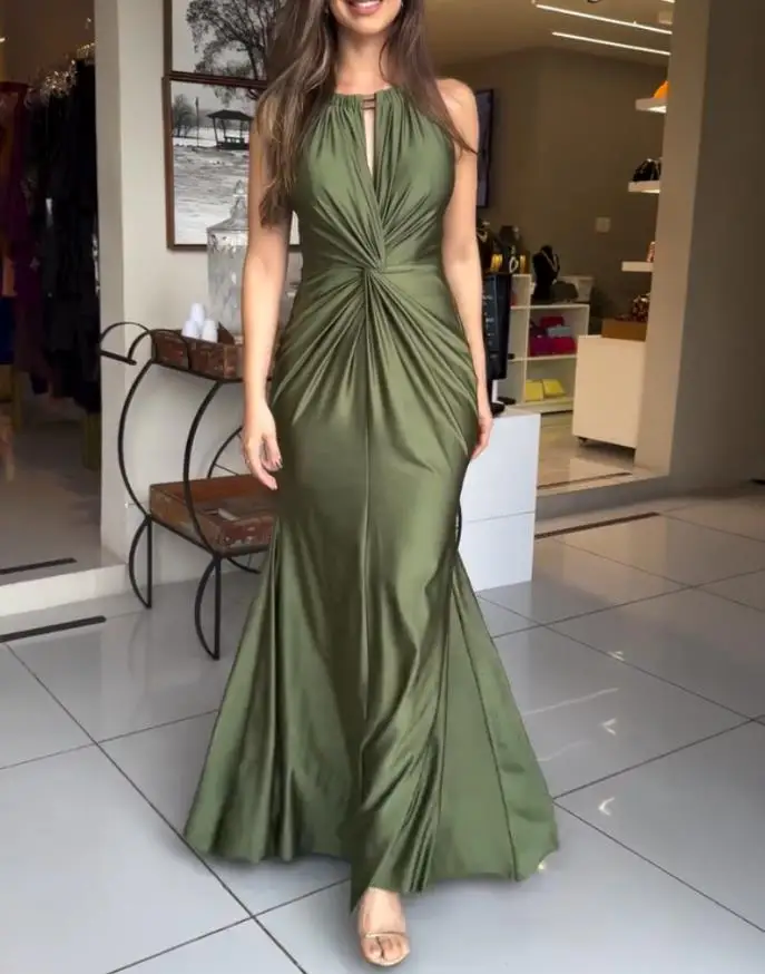 Elegancka damska sukienka maxi z dekoltem typu halter, głębokim dekoltem w serek, plecionymi ramiączkami, skręcanym przodem, bez rękawów, dopasowana, zapinana na zamek z tyłu.