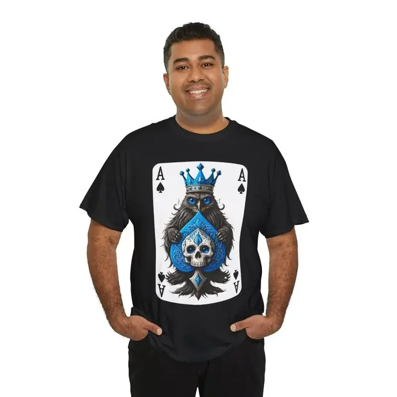 camiseta-com-a-imagem-da-carta-As-de-espadas-em-uma-mao-de-poquer