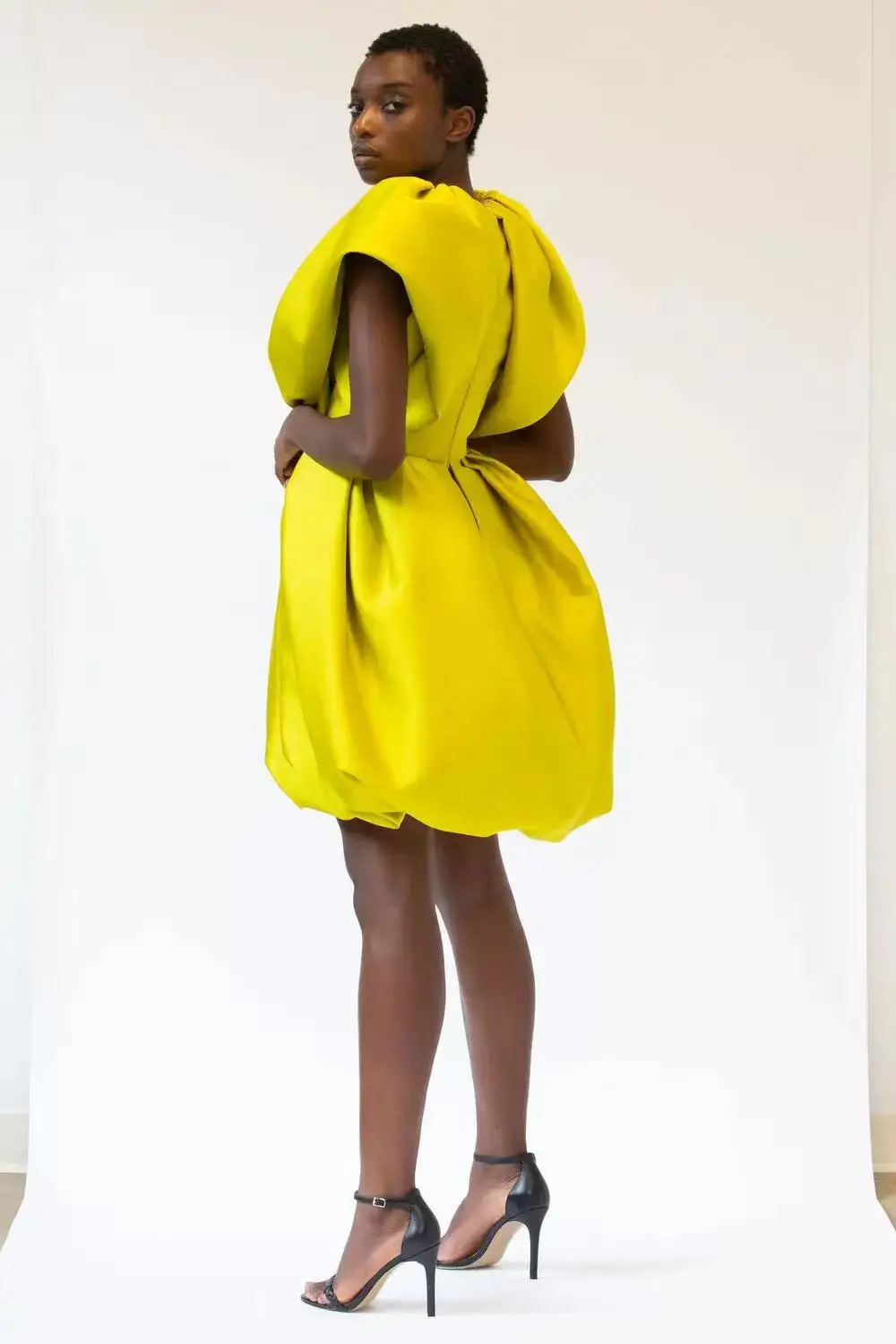 فساتين نسائية قصيرة من الساتان جديدة بأكمام قصيرة منتفخة مطوي فستان ماكسي صغير لحفلات أعياد الميلاد