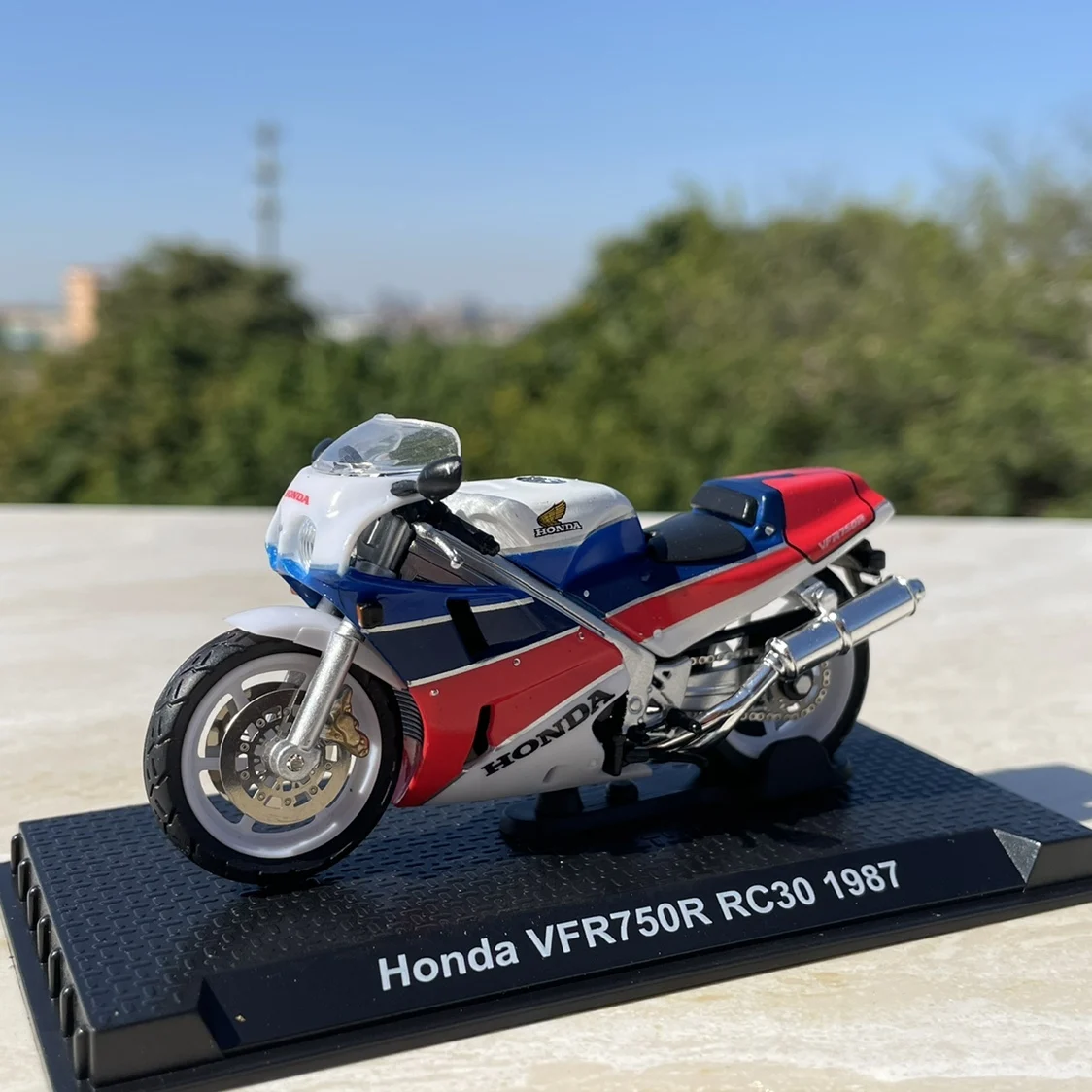 

Литая модель мотоцикла VFR750 RC30 1987 в масштабе 1:24, Классическая Коллекционная сувенирная игрушка для взрослых, статический дисплей