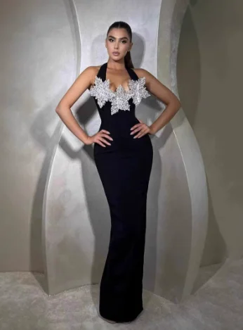 فستان أسود، مثير برقبة رسن مع زخارف أوراق الماس، حقيبة ضيقة بدون ظهر، فستان طويل بأشرطة على الورك، للعشاء #1