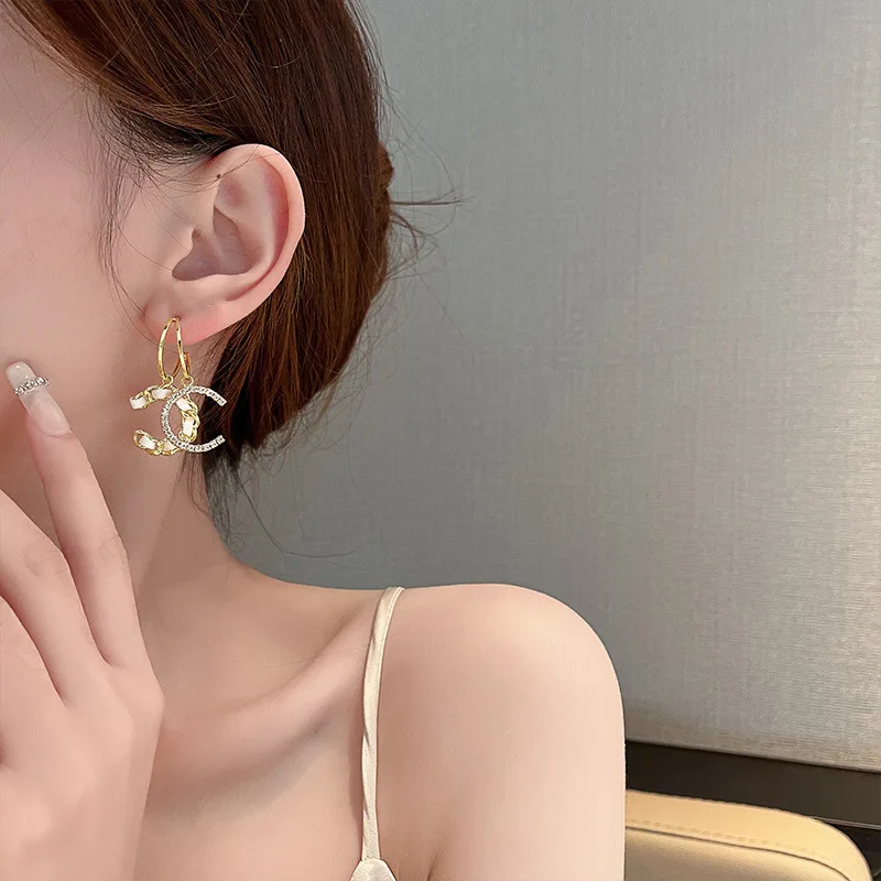 أقراط لؤلؤ طويلة للنساء ، محاكاة عصرية ، لؤلؤ مستدير أبيض ، أحمر ، أسود ، مجوهرات كورية ، أزياء