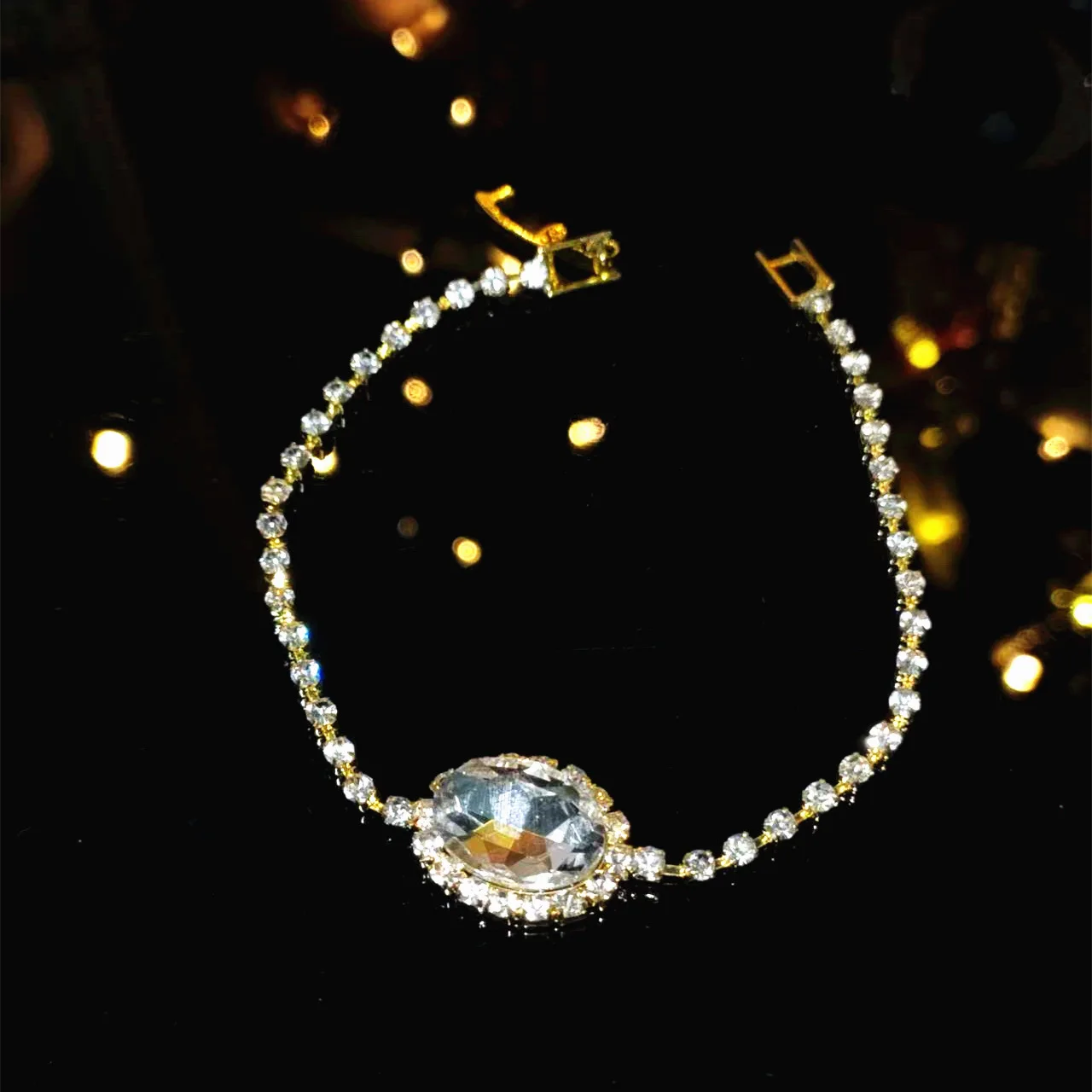 Xiaoxiangfeng simple and high-end super flash diamond-encrusted bracelet female niche design light luxury zircon hand jewelry wh