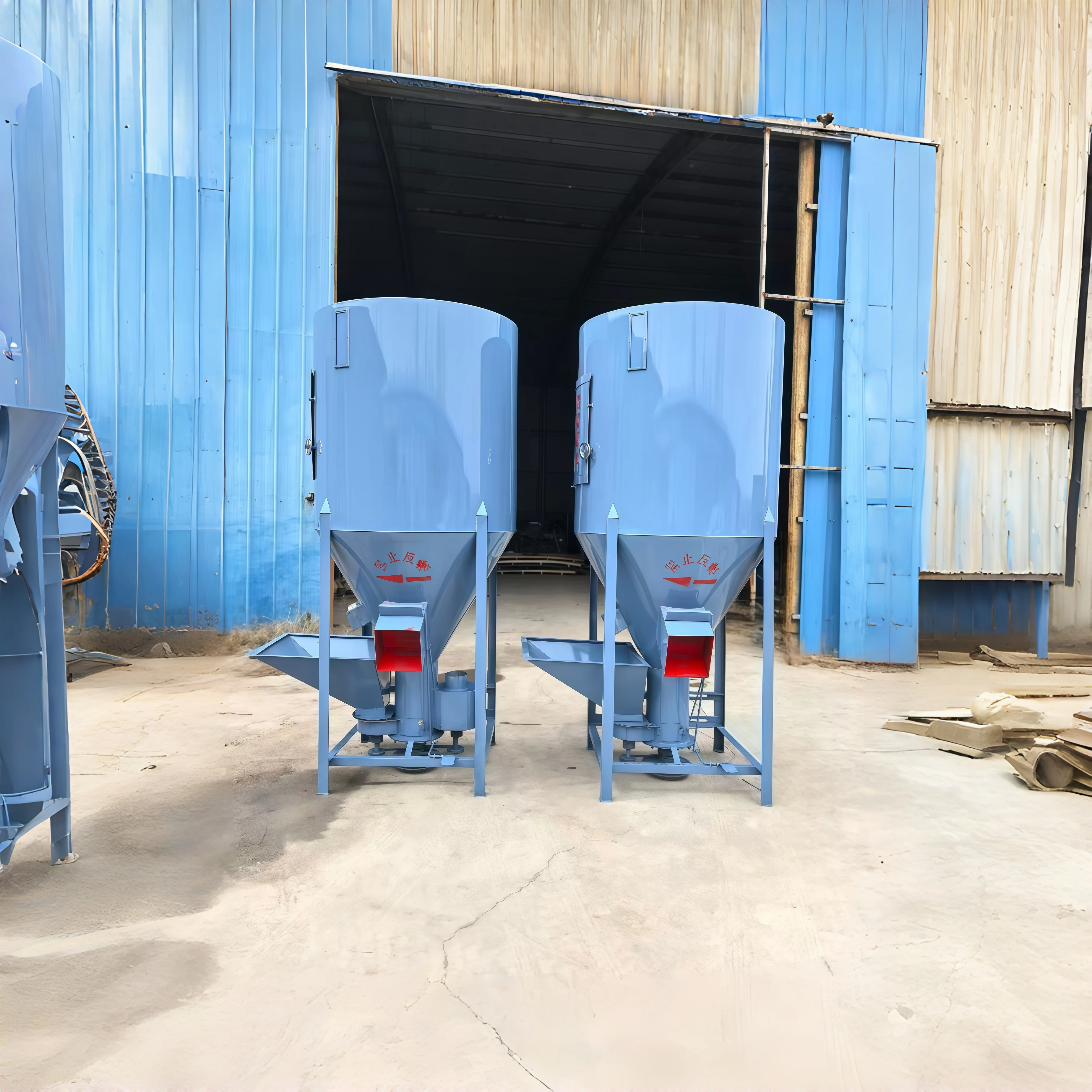 

New Hot Sale Household 300kg 500kg 1000kg Vertical Dust Free Feed Mixer Crusher All In One Machine For Farming