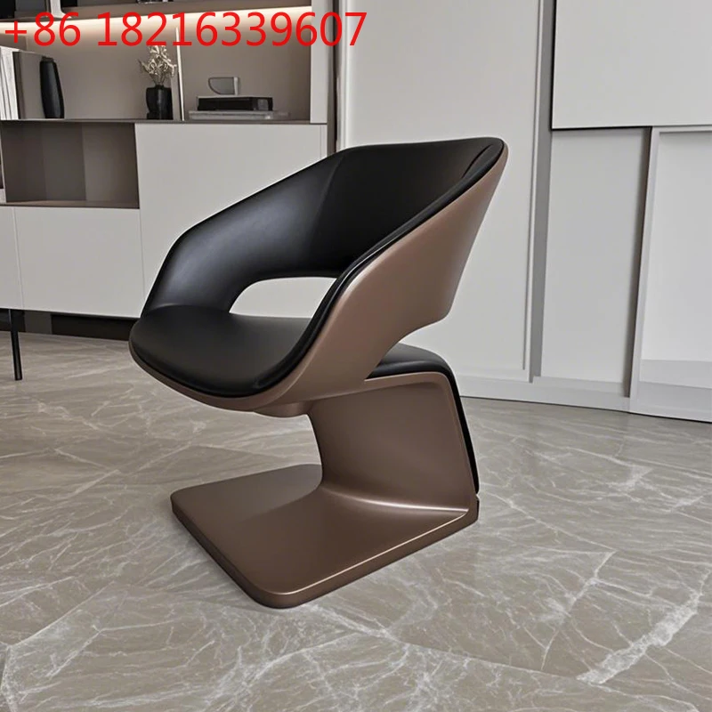 

Дизайнерское черно-белое полое кресло из стекловолокна, ожидающее в вестибюле отеля, кресло для отдыха на отделе продаж