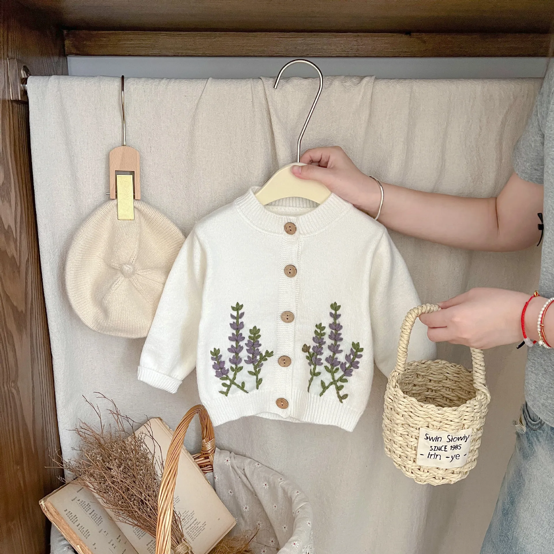 

Свитер для новорожденных на весну и осень, новинка 2023 года, корейское модное повседневное повседневное жаккардовое вязаное пальто с длинными рукавами для девочек