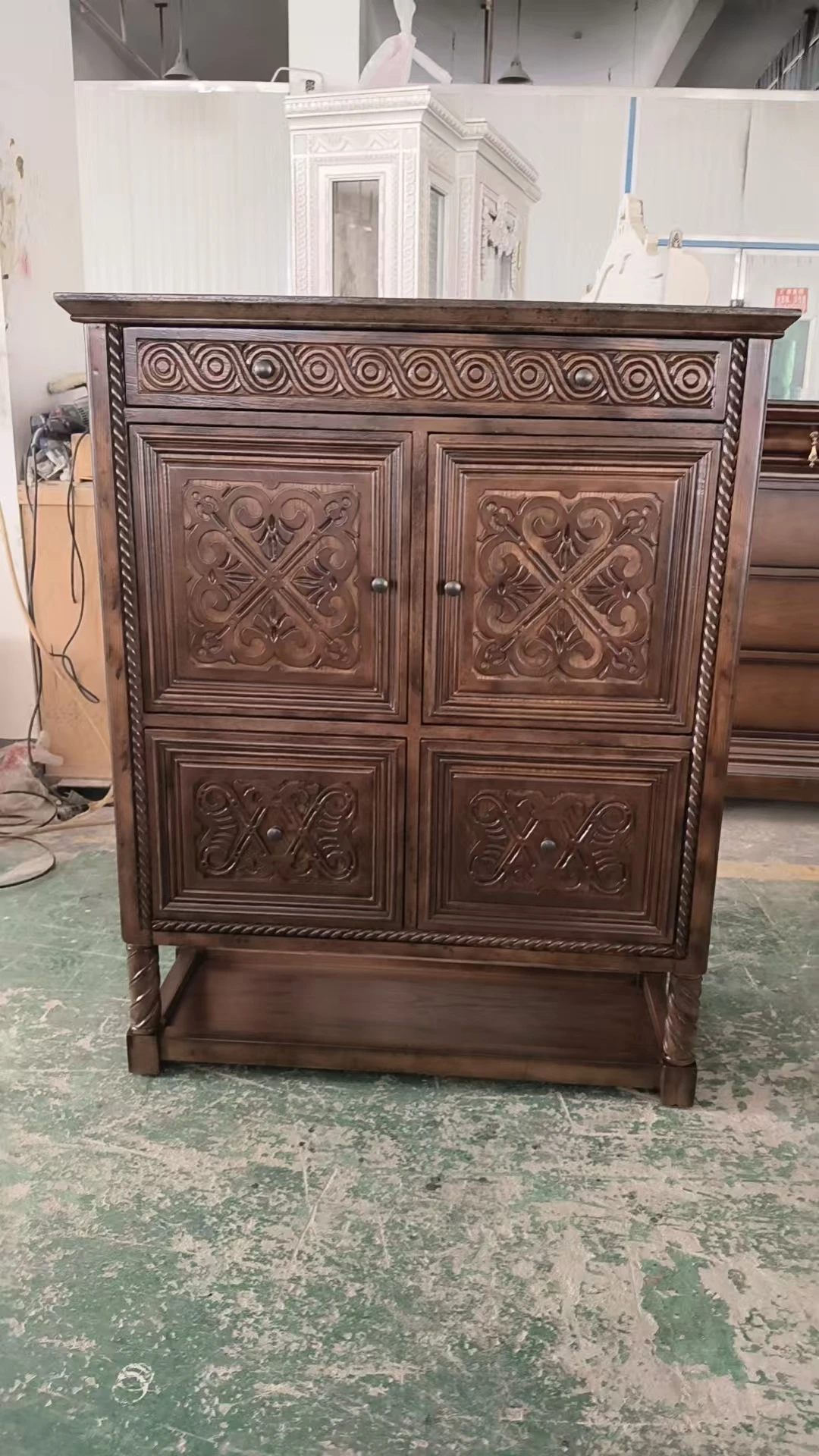 Carved wood grain solid wood living room locker, rustic style locker with 5 shelves and drawers, durable traditional design