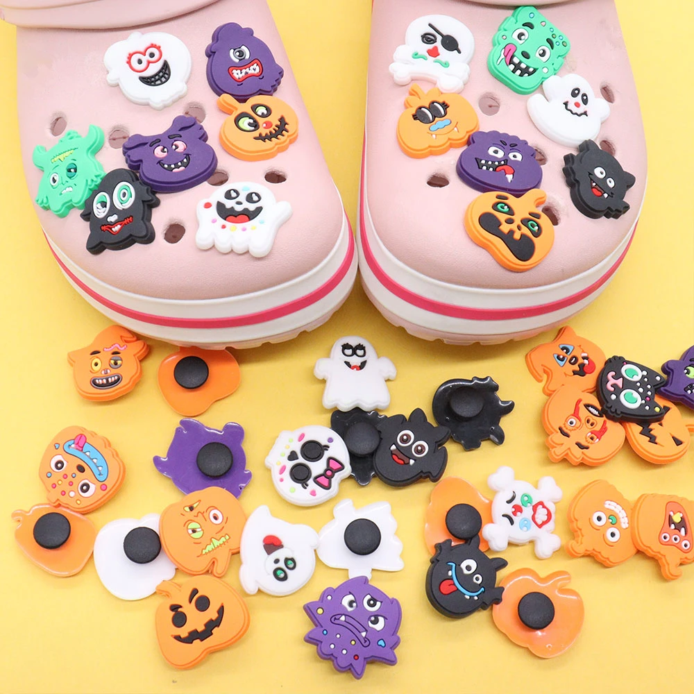 50 pz all'ingrosso stili di Halloween divertenti fantasmi mostri Charms accessori Pumkins sandali fibbia decorazioni Fit zaino per bambini