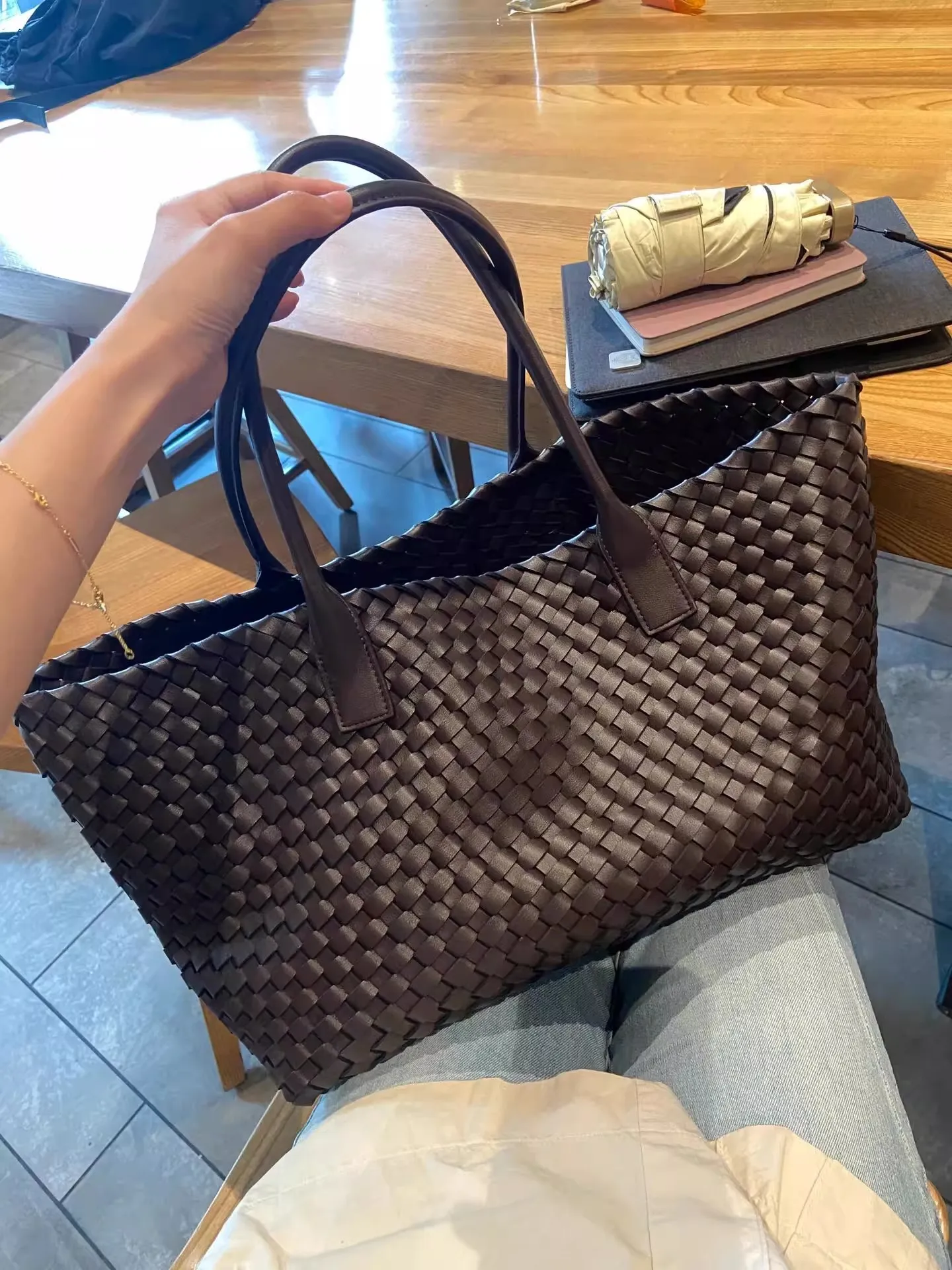 حقيبة نسائية جديدة، حقيبة منسوجة من الجلد الناعم، حقيبة سفر كاجوال محمولة باليد، حقيبة سفر، السعة والملمس، كتف واحد