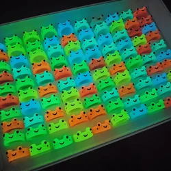 30Pcs/Lot Cute Luminous Frog Resin Acrylic Rings For Women Girls Child Mix Color Animal Glow In The Dark Jewelry Party Gifts