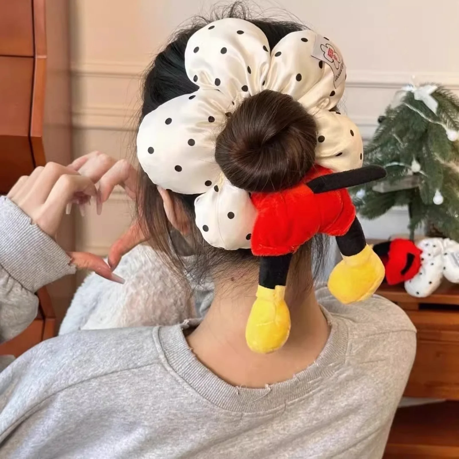 1 Stück niedlicher Cartoon-Puppen-Haargummi, gepunktete Blume – geformter Haargummi, lustiges und Kawaii-Haar-Accessoire für Mädchen – Detail 3