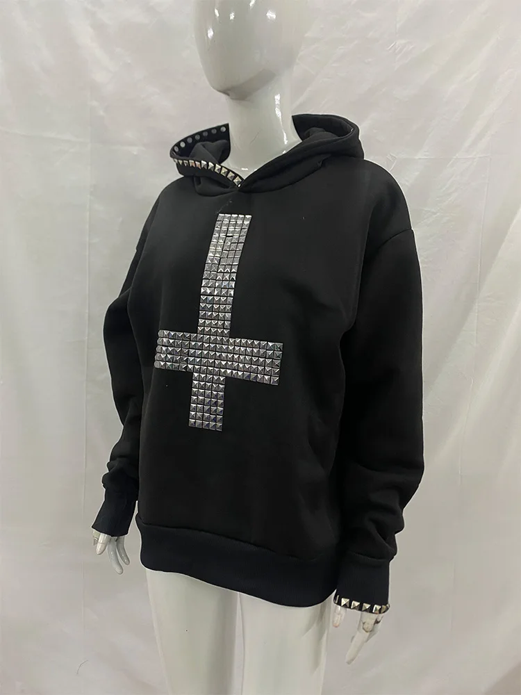 Sudadera con capucha cruzada con tachuelas cálidas para mujer, sudadera negra de gran tamaño, ropa de calle informal estética gótica Punk, acogedora con capucha, novedad de 2025