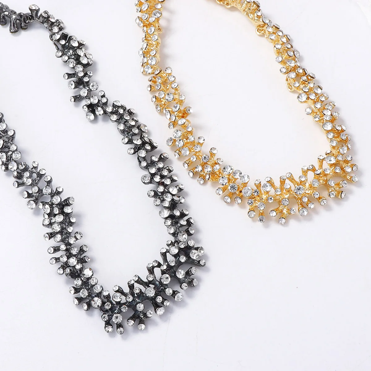 2026 Vintage Unregelmäßige Metall-Halskette mit Strasssteinen in Blattform für Damen, Statement-Schmuck, Halsaccessoires – Detail 3