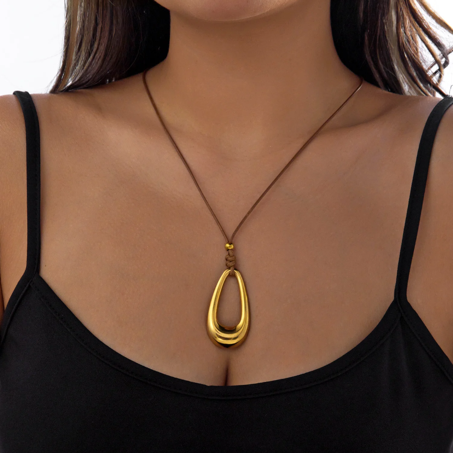 Massiver geometrischer, vergoldeter Edelstahl-Anhänger-Halskette für Damen, verstellbare Zugkordel, Lederkette, Party-Schmuckgeschenk – Detail 5