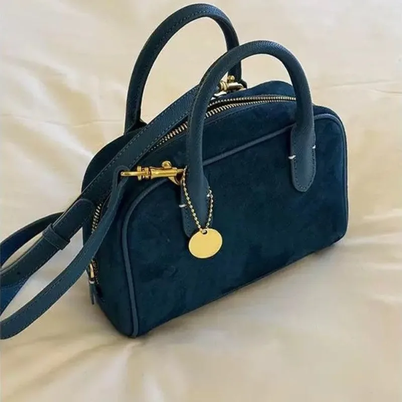 

Бархатная сумка-боулинг для женщин, новая модель 2026 года, легкая роскошь, нишевая, высококачественная, для повседневного использования, на плечо, через плечо, сумка-бостон