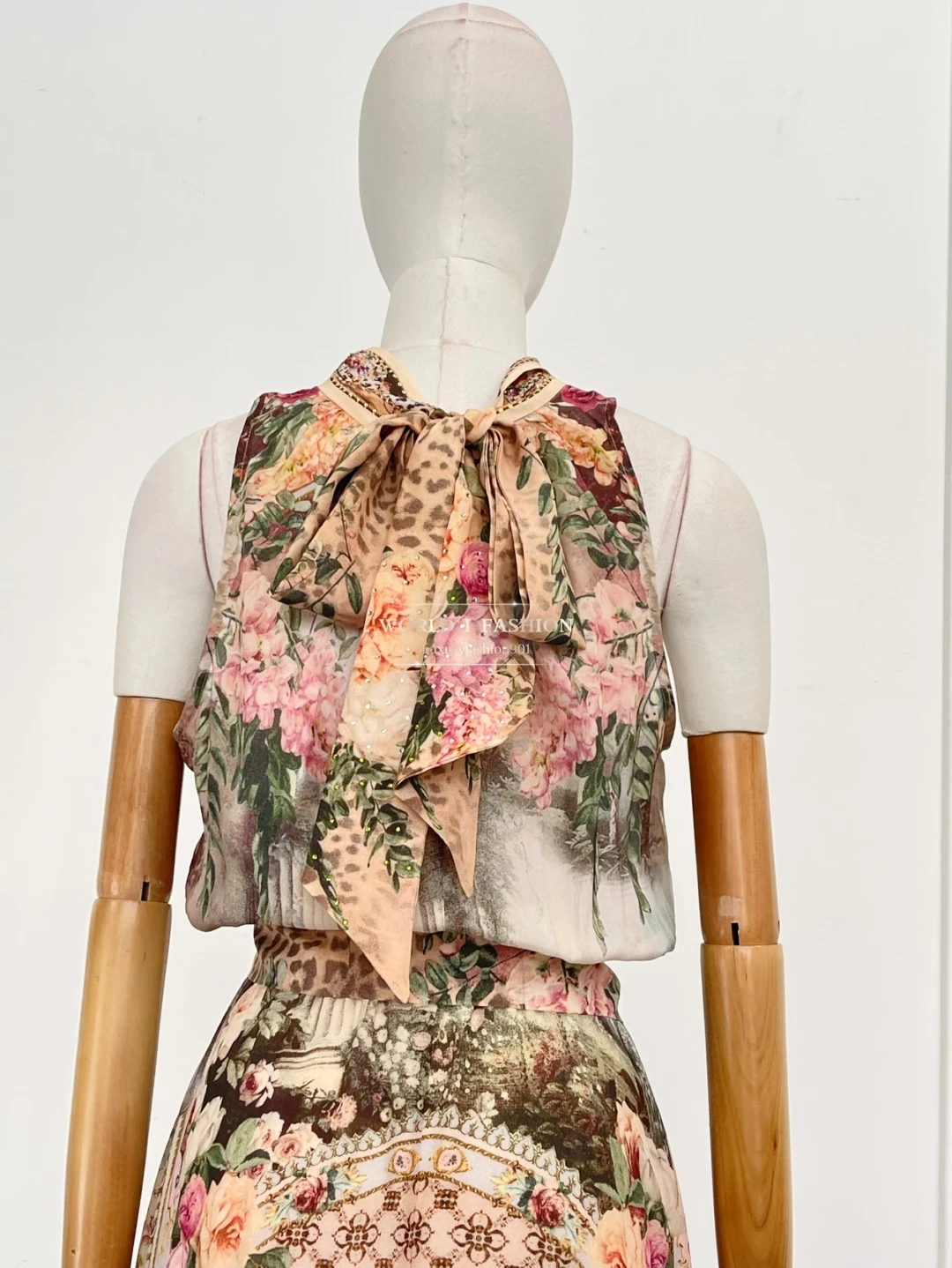 Nowa, wysokiej jakości jedwabna sukienka midi bez rękawów w pomarańczowy kwiatowy wzór z diamentami, idealna na wakacje.