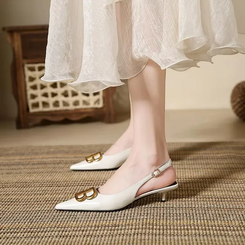 حار بيع الصنادل النسائية موضة زخرفة معدنية مصمم المرأة صيف جديد 2025 فستان الحفلات الصلبة عادية الكعوب النسائية