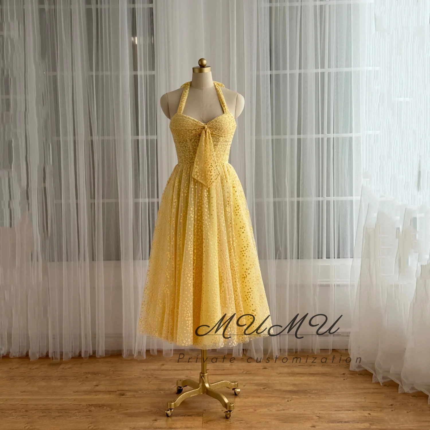 ชุดราตรีหรูหราสั่งตัดพิเศษจาก MuMu ประจำปี 2025 สำหรับผู้หญิงในโอกาสพิเศษ กระโปรงสั้นสีเหลือง