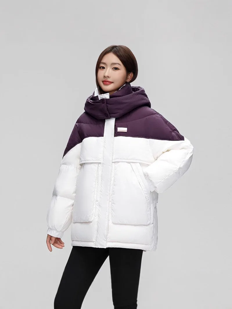 سترة أنيقة ومريحة 2025. يتميز معطفًا متوسط الطول بغطاء للرأس مقاس كبير ومريحًا للدفء القصوى.