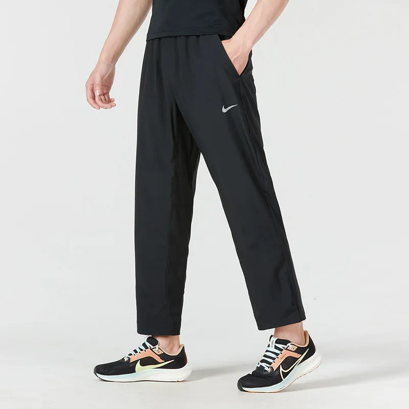 nike-fb7491-010-pantaloni-sportivi-estivi-da-uomo-in-tessuto-nero-argento-dri-fit-traspiranti-con-coulisse-in-vita