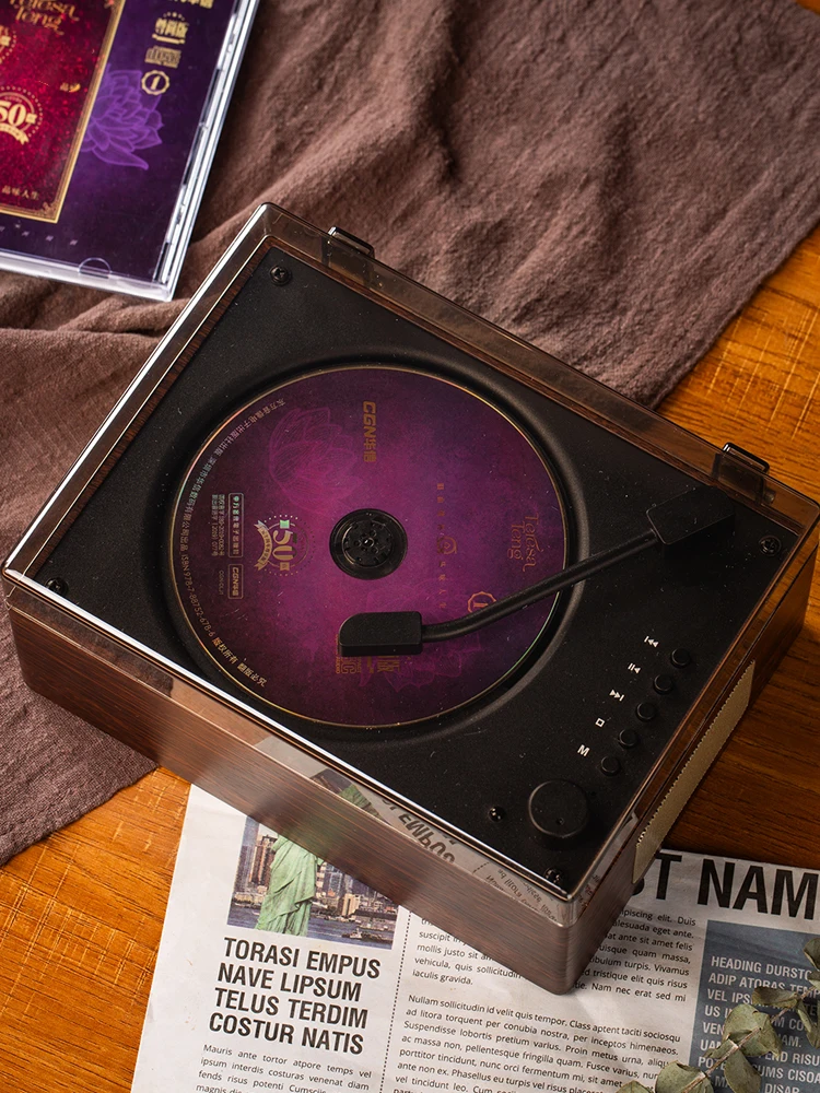 مشغل أقراص مضغوطة ريترو قابل لإعادة الشحن يدعم CD BT USB 3.5 ملم AUX مشغل أقراص مضغوطة محمول متوافق مع بلوتوث 5.0 مشغل موسيقى منزلي للهاتف