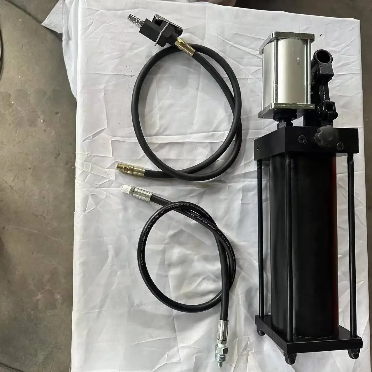 The manufacturer supplies 50T press, hydraulic system, manual two-speed, hand-pneumatic integrated foot-operated pneumatic pump