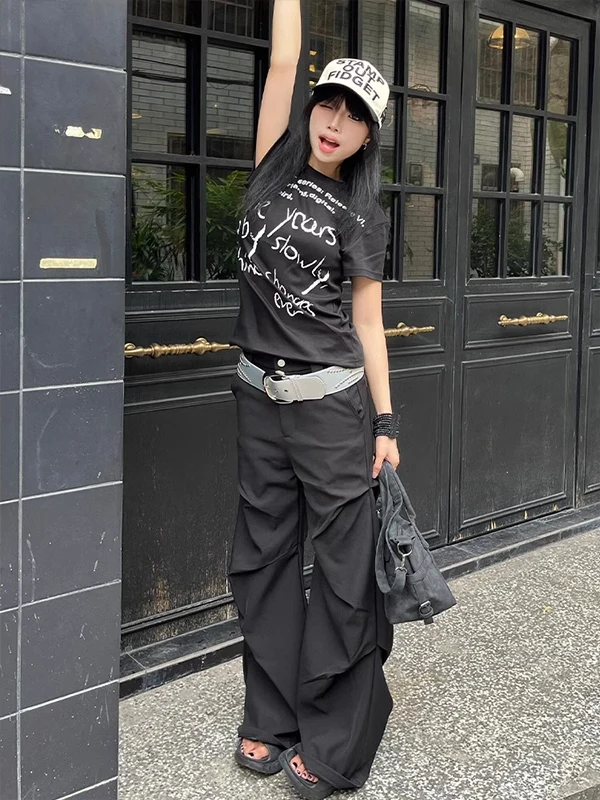 تي شيرت نسائي صيفي جديد بقصة ضيقة وأكمام قصيرة، تصميم أمريكي عصري، طباعة خط الكتف الأسود مع رسالة إبداعية