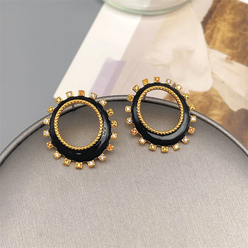 

Euramerican Retro Geometric Oval Shape Black Enamel Enamel Inlaid Colorful Zircon Stud Earrings For Women Exquisite Earrings