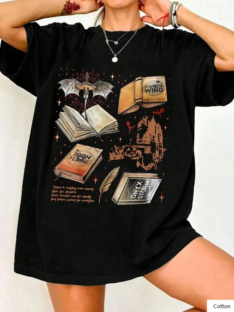 

Мягкая хлопковая футболка с обложками книг и волшебными элементами в стиле фэнтези, отлично подходит для людей, которые добавляют фэнтези — тематическая мода