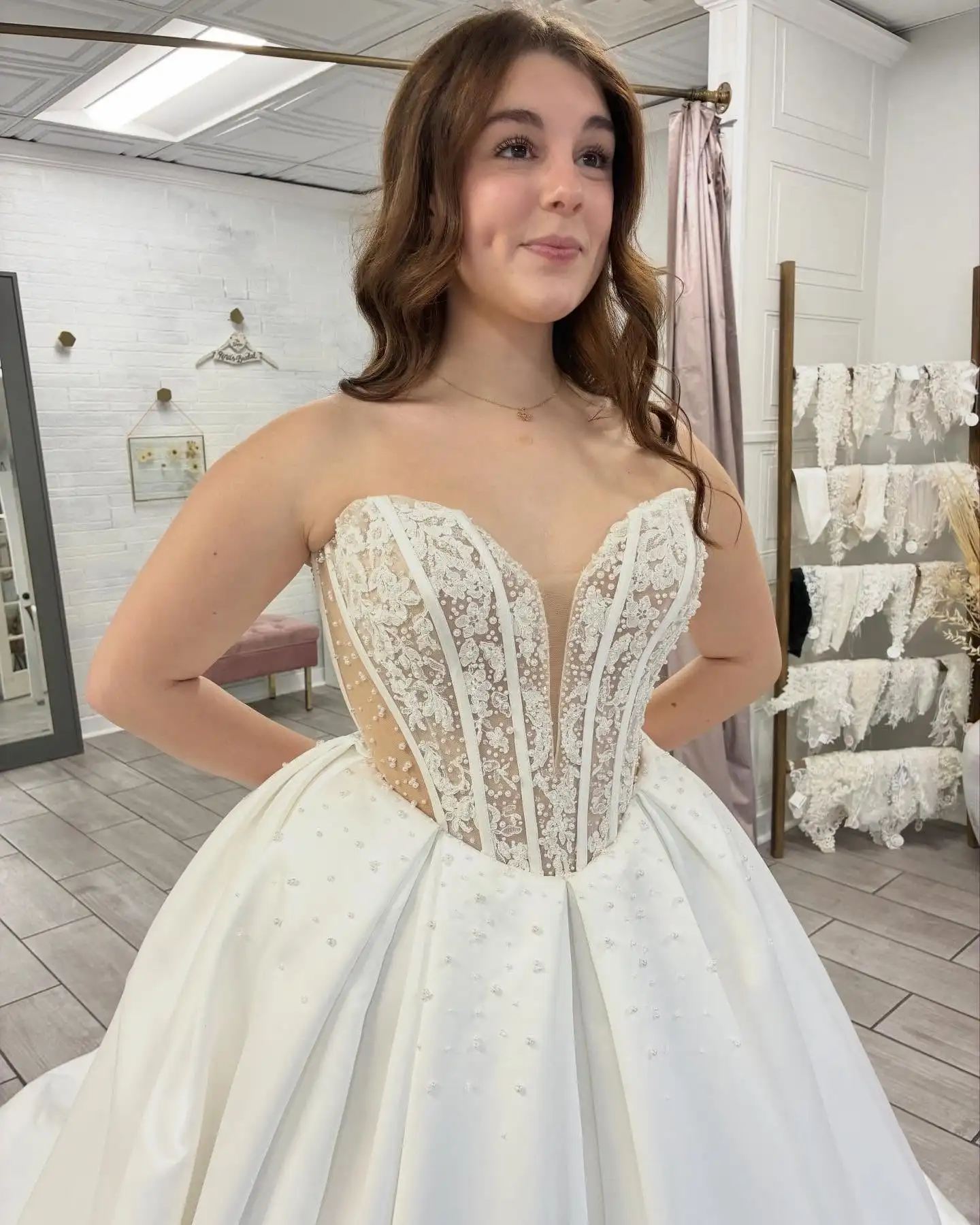 Lakshmigown Trägerloses Ballkleid Hochzeitskleid mit tiefem V-Ausschnitt, Spitzenkorsett, Satinrock, Perlenknöpfen, Brautkleid nach Maß – Detail 8