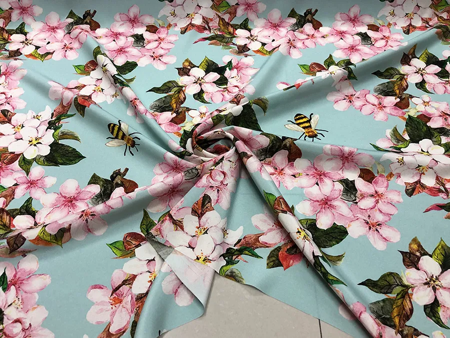 Designer Cloth 30 Momme Heavy Crepe Silk Fashion Cloth Sweet Pink Small Flower Bee Spray Painting Silk Fabric Dress