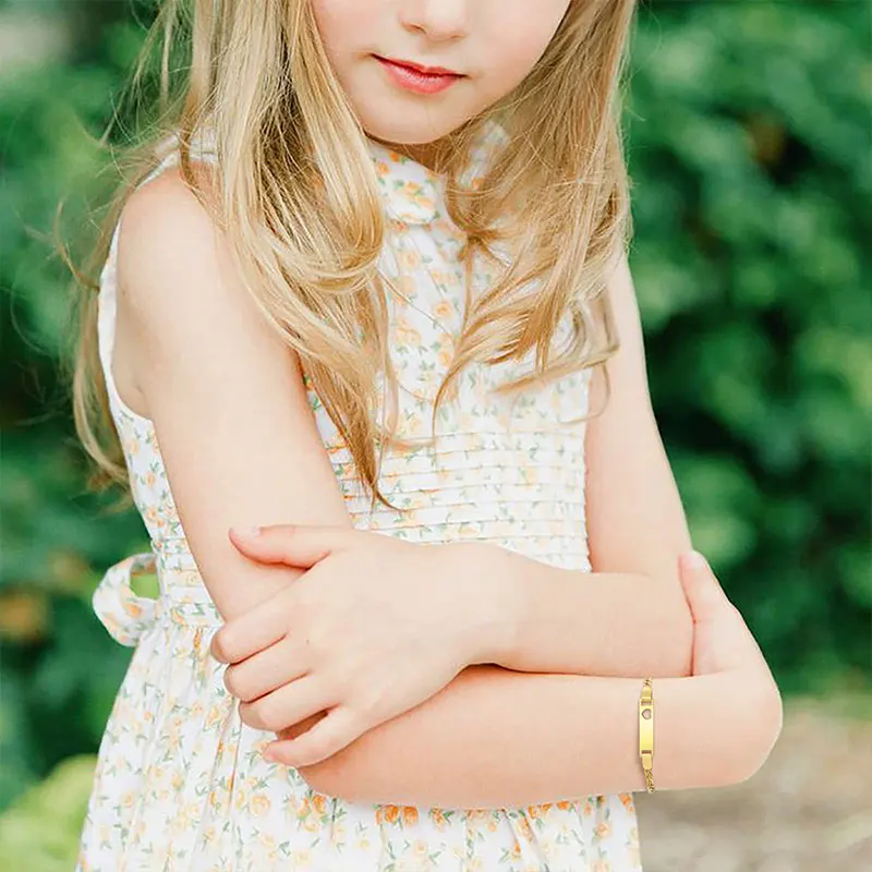 パーソナライズされた女の子男の子の名前誕生日ベビーブレスレット洗礼ギフト、カスタム中空愛ステンレス鋼低刺激性ブレスレット